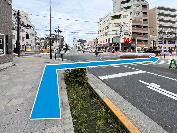 右に曲がり、横断歩道を渡ります。